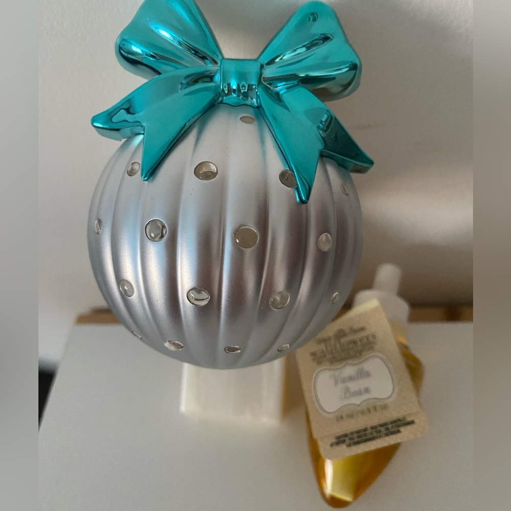 Bath and body works wallflower plug and refill
